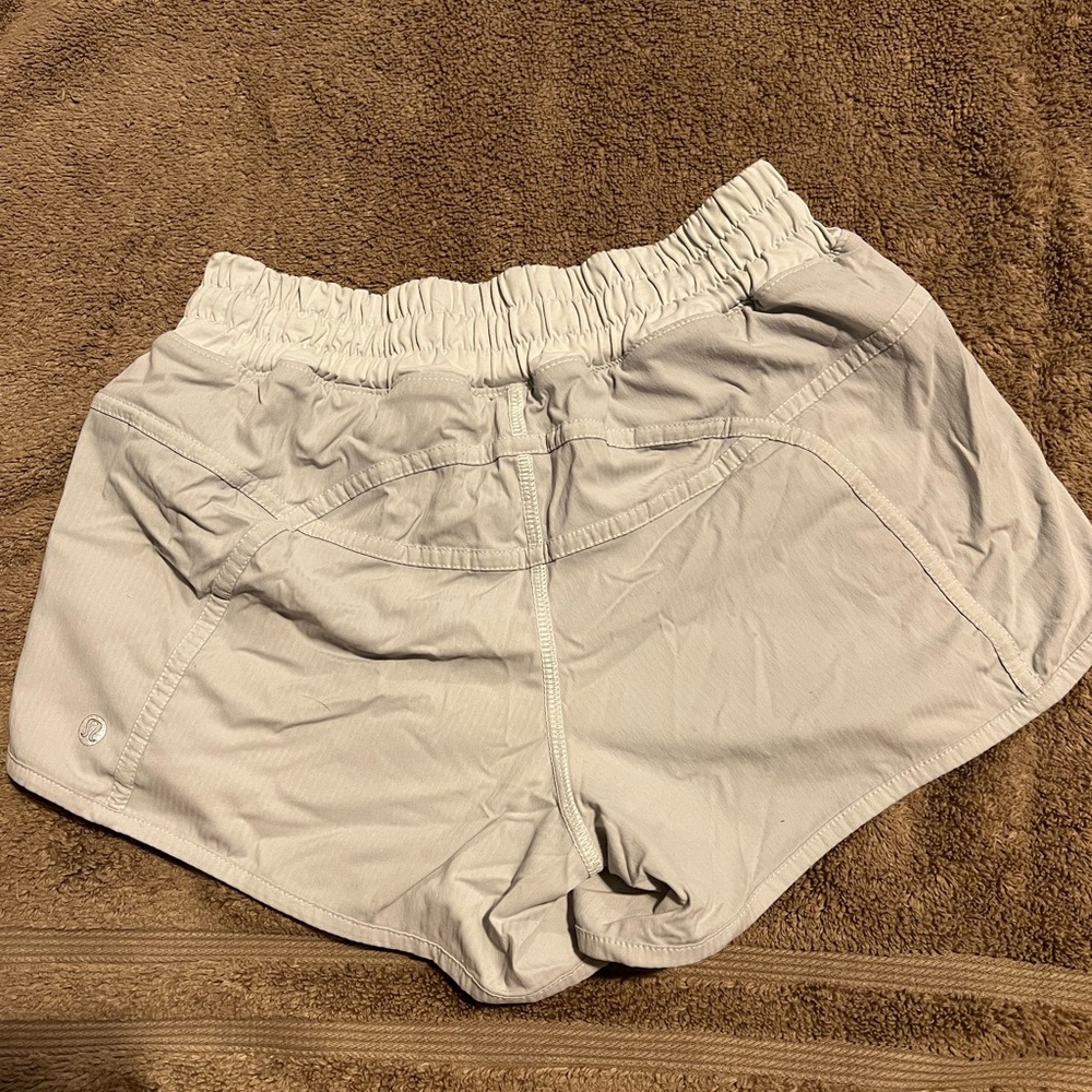Lululemon like new Hotty Hot Low Rise Short 4"
